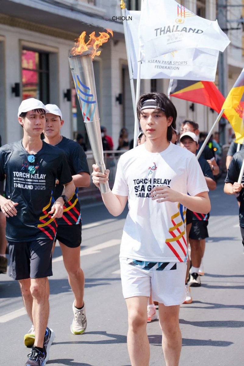 TBLC_Thailand's tweet image. “บาส – หัสณัฐ พินิวัตร์”
Friends of SEA Games 
ผู้วิ่งถือคบเพลิงไฟพระฤกษ์  (ไม้ที่ 34) ในการจัดการแข่งขันกีฬาซีเกมส์ ครั้งที่ 33 

#วิ่งคบเพลิงซีเกมส์ครั้งที่33
#FriendsOfSEAGames 
SEAGames2025
@bbasjtrTH