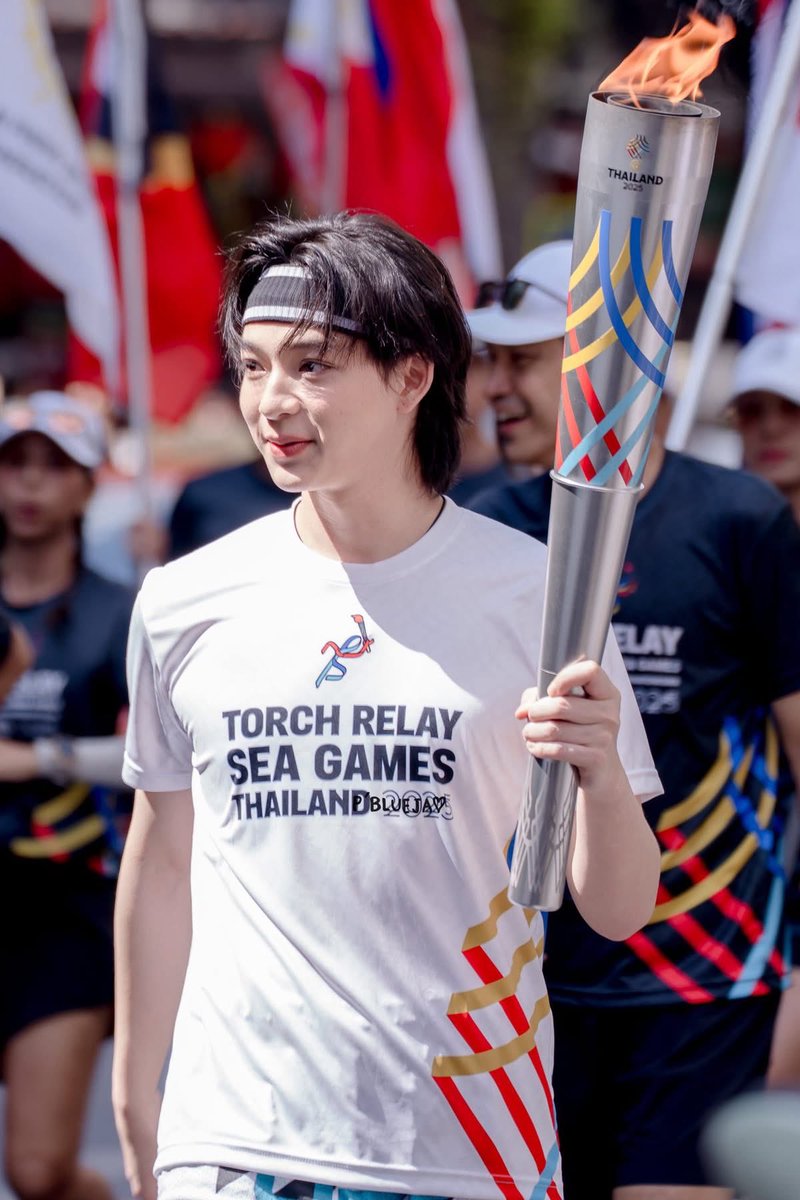 TBLC_Thailand's tweet image. “บาส – หัสณัฐ พินิวัตร์”
Friends of SEA Games 
ผู้วิ่งถือคบเพลิงไฟพระฤกษ์  (ไม้ที่ 34) ในการจัดการแข่งขันกีฬาซีเกมส์ ครั้งที่ 33 

#วิ่งคบเพลิงซีเกมส์ครั้งที่33
#FriendsOfSEAGames 
SEAGames2025
@bbasjtrTH