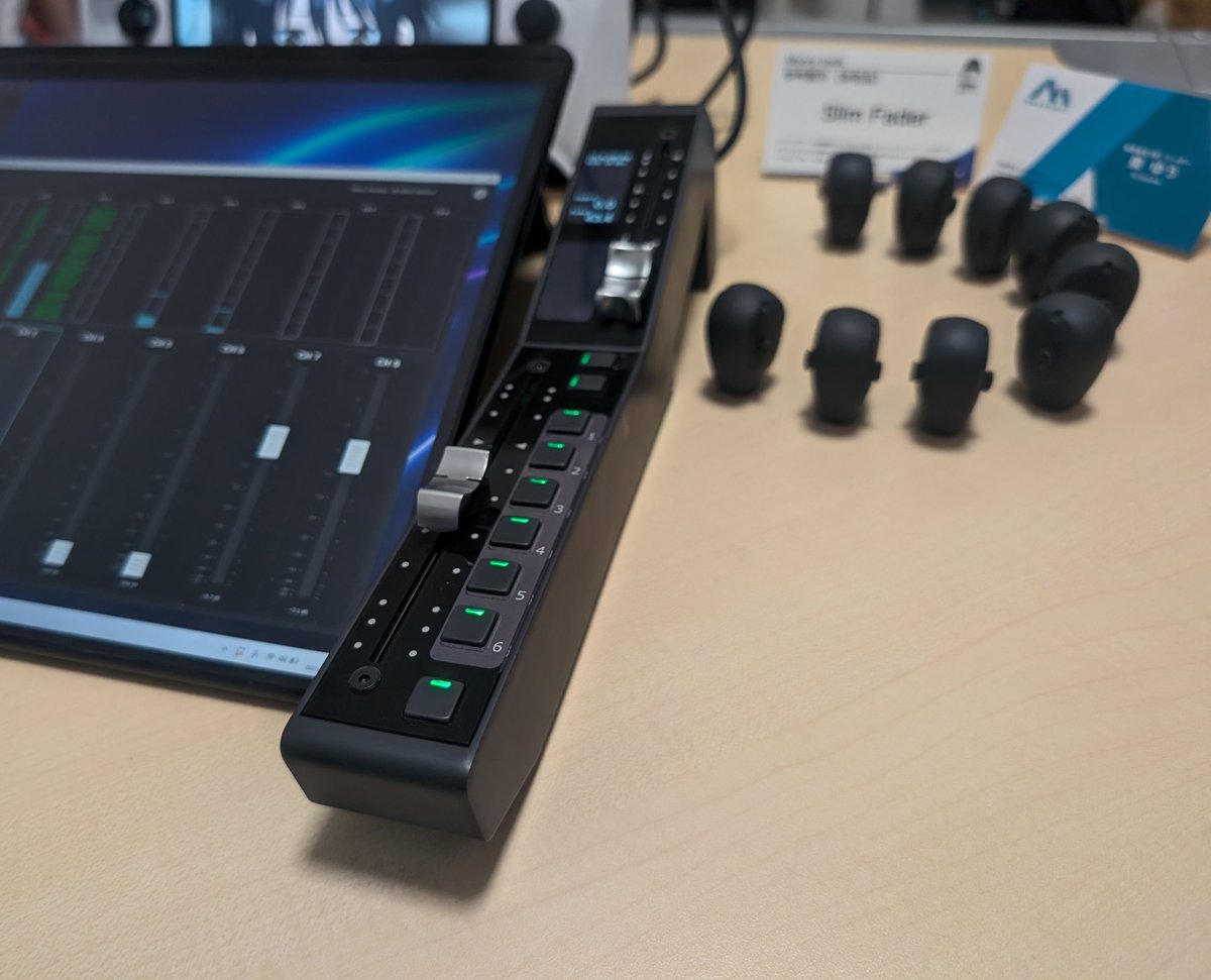 magicarchtec's tweet image. ホームシアターのための自作フェーダ。
タッチパネル画面UIの柔軟性と物理フェーダの操作感を両立するには？をテーマに画面横においても邪魔にならないフェーダがないので作ってみた。