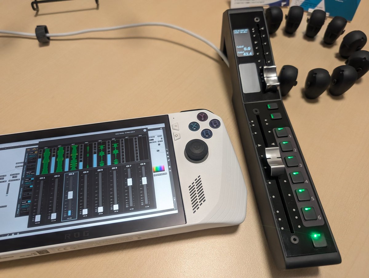 magicarchtec's tweet image. ホームシアターのための自作フェーダ。
タッチパネル画面UIの柔軟性と物理フェーダの操作感を両立するには？をテーマに画面横においても邪魔にならないフェーダがないので作ってみた。