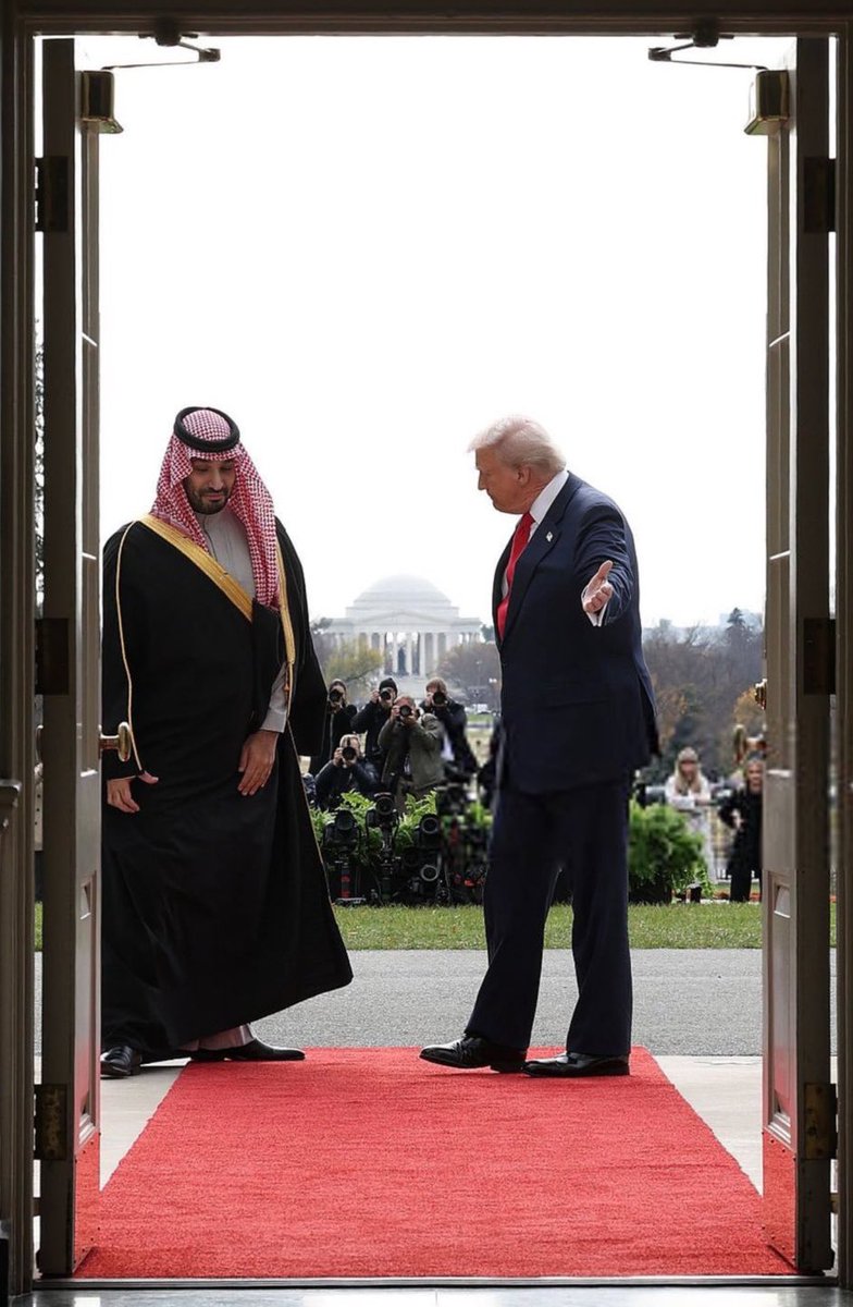 AbdullaHoty's tweet image. زيارة سيدي #ولي_العهد ليست حدثًا سياسيًا عابرًا؛ بل لحظة تُعيد رسم موازين الحضور السعودي بثقة وهدوء. الاستقبال الذي حظي به من #ترامب ليس مجاملة بروتوكولية، بل اعتراف عالمي بثقل رجل يقود مرحلة #سعودية لا تشبه إلا نفسها.
فخرٌ يتجدّد… وهيبة تكبر… ودولة تعرف تمامًا إلى أين تتجه.…