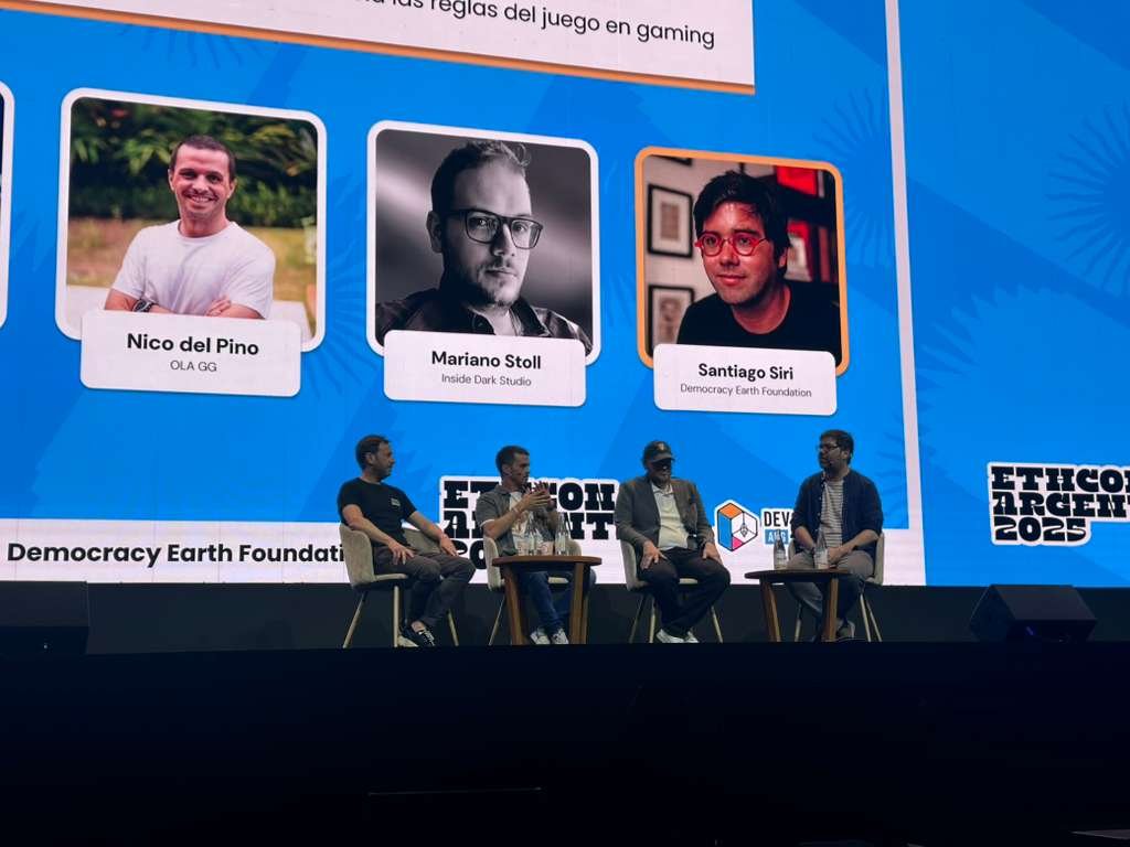OLAGuildGames's tweet photo. Hoy @nicolapepino encendió el escenario en @EFDevcon con una charla explosiva sobre el futuro de Web3.✨

Junto a @marianoru y @mariano_stoll, respondieron todo tipo de preguntas, compartieron visión y conocimiento. 🗣️

Una presentación que dejó a la audiencia con grandes expectativas para lo que viene. 🌐