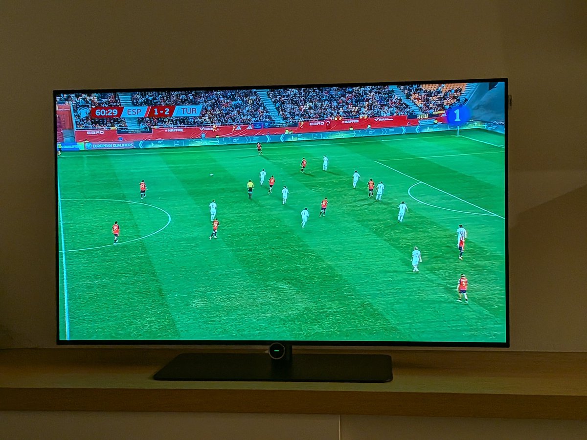 Non son eu moi da selección española, pero están botando un partido na #TVE con comentaristas en galego, que é unha cousa ben chula, todo hai que dicilo.