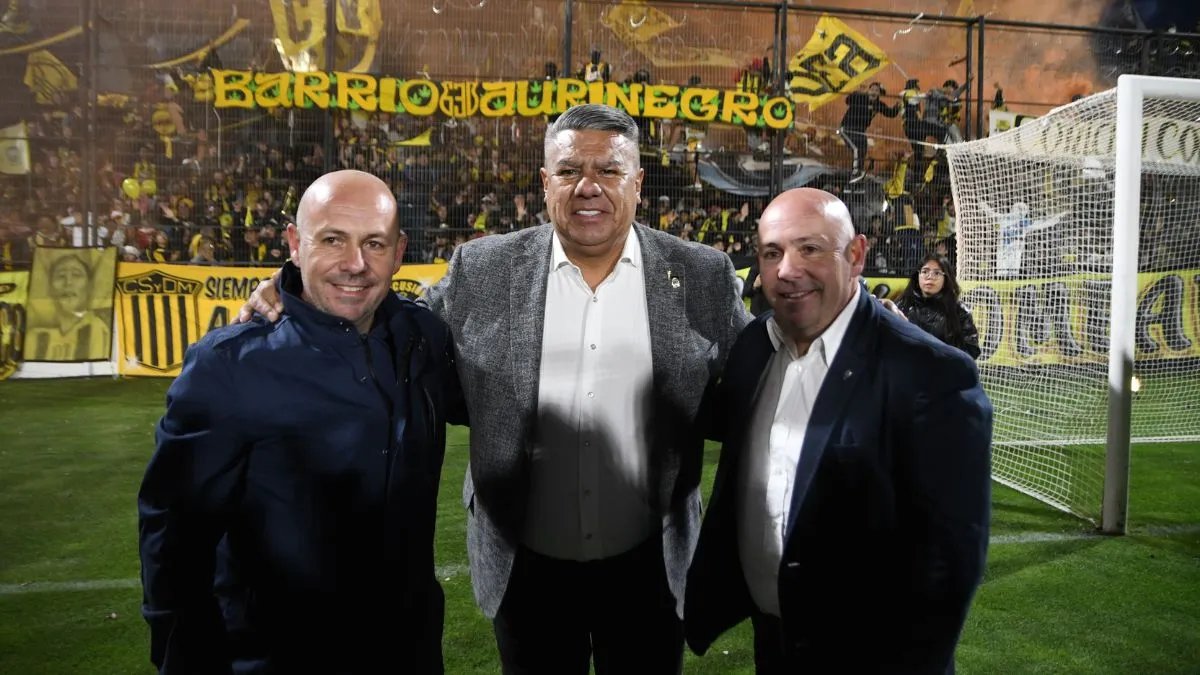 UN ESCÁNDALO MÁS

Van a sancionar a solo 1 (UN) jugador de #DeportivoMadryn y a la totalidad del partido de #Morón aproximadamente.

Según el informe pegó SOLAMENTE la gente del Gallo y los jugadores del equipo patagónico fueron simples carmelitas descalzas que nunca repartieron.