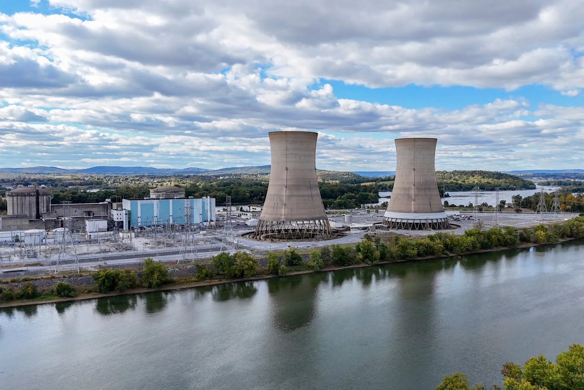 StockMKTNewz's tweet image. CONSTELLATION ENERGY $CEG GETS $1 BILLION  LOAN TO REOPEN THREE MILE ISLAND

Constellation Energy’s plan to restart its shuttered Three Mile Island nuclear plant is getting $1 billion in backing from the US government - Bloomberg