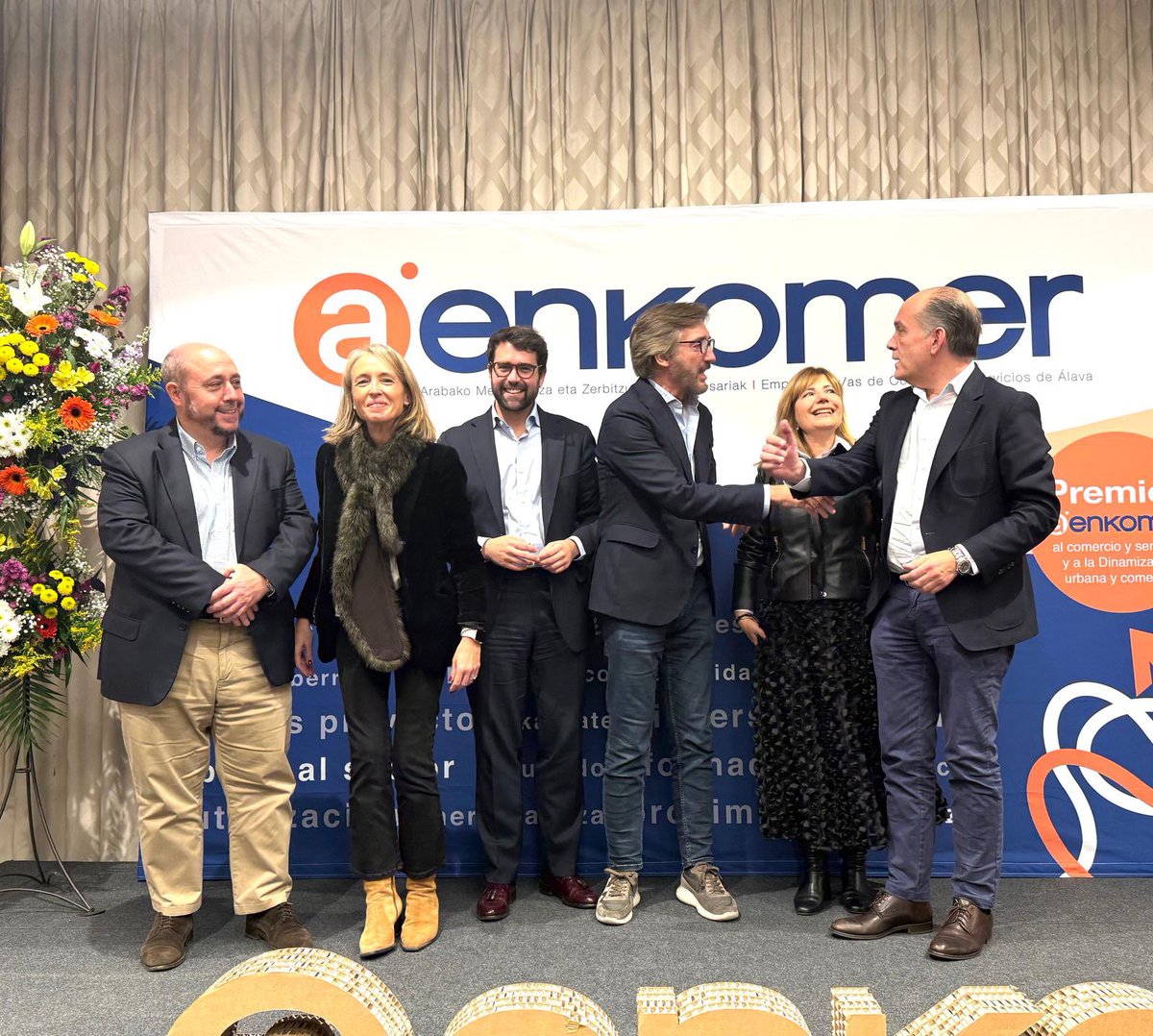 🏆 XXII Premios AENKOMER

Un reconocimiento al esfuerzo, la innovación y la trayectoria del comercio y los servicios de #Álava.

📸 <a href="/InakiOyarzabal/">Iñaki Oyarzabal</a> <a href="/IGarcia_Calvo/">Iñaki García Calvo</a> <a href="/MiguelGarnica_/">Miguel Garnica Azofra</a> <a href="/ElisabethEribe/">Elisabeth Ochoa de Eribe</a> <a href="/blanca_lacunza/">Blanca Lacunza</a> <a href="/guillesaezviana/">Guillermo Sáez Viana</a>