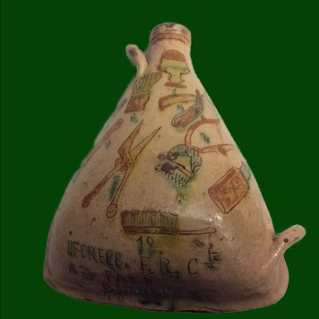 hernanimatos's tweet image. Para os que apreciam a louça de barro vidrado de Redondo, uma peça de excepção
ESTÓRIA DA AMIZADE ENTRE UM OLEIRO E O SEU BARBEIRO, NA VILA DE REDONDO, NO ANO DE 1941
Para ler, clique aqui:
dotempodaoutrasenhora.blogspot.com/2022/02/estori…