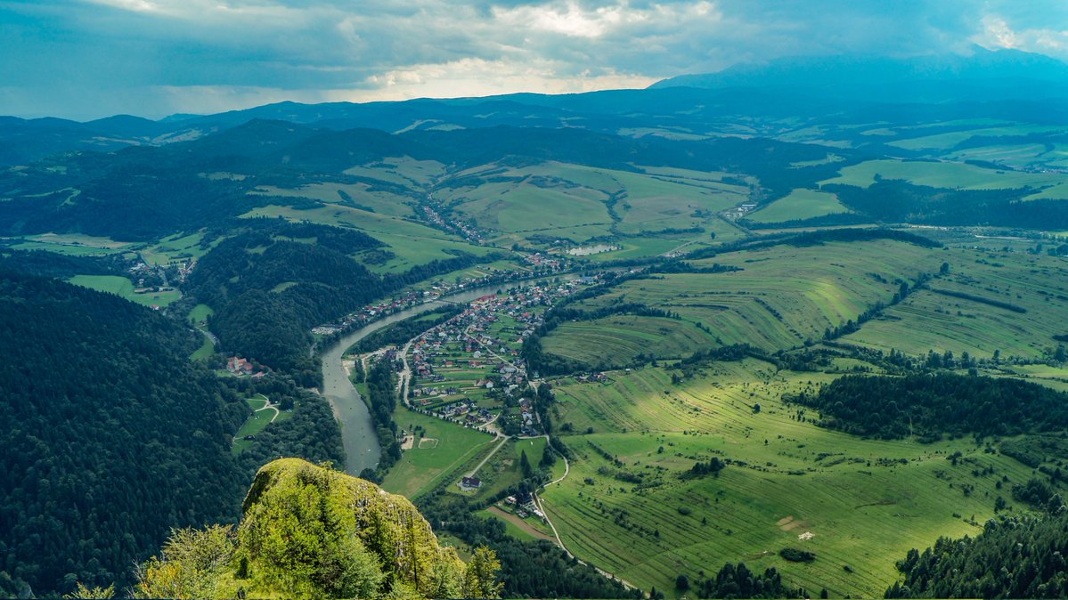 krzych12340987's tweet image. Widok na Sromowce i Dunajec z Trzech Koron ⛰️  Uwielbiam takie widoki ❤️
📷Sony A37 18-50 kit lens
#krzychu_fu #photography #beautifulview