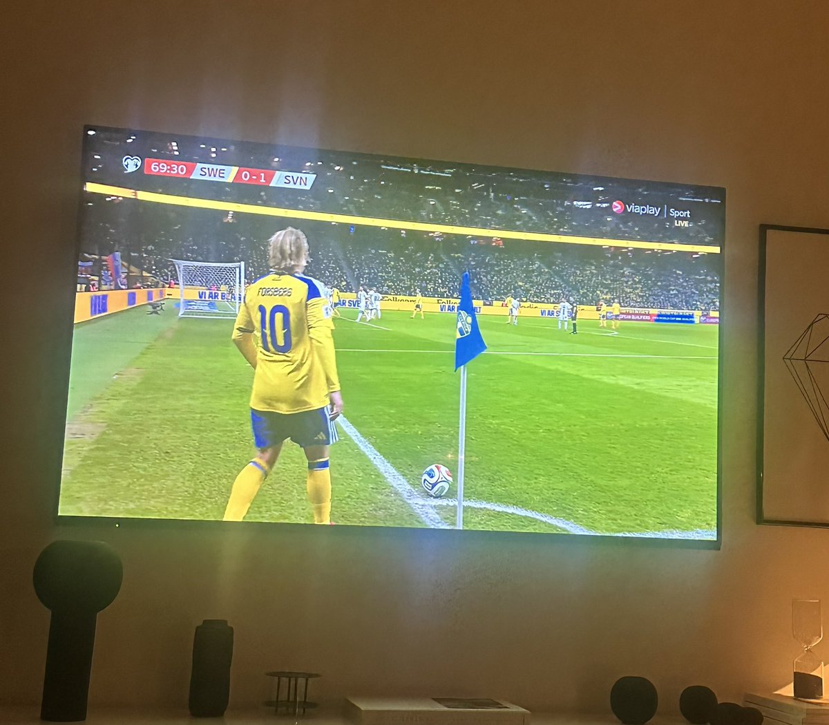 Underhållningen är total 😄! Synd bara att alla dåliga hamnade i det gula laget 🇸🇪.