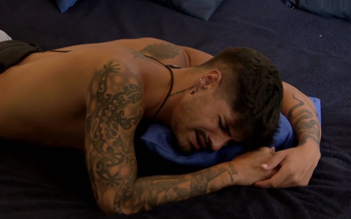 Miriam_Tous's tweet image. Alvaro llorando porque le ha dado la cita a Erika ... Esto lo he visto yo antes ... 
#LaIslaDeLasTentaciones8