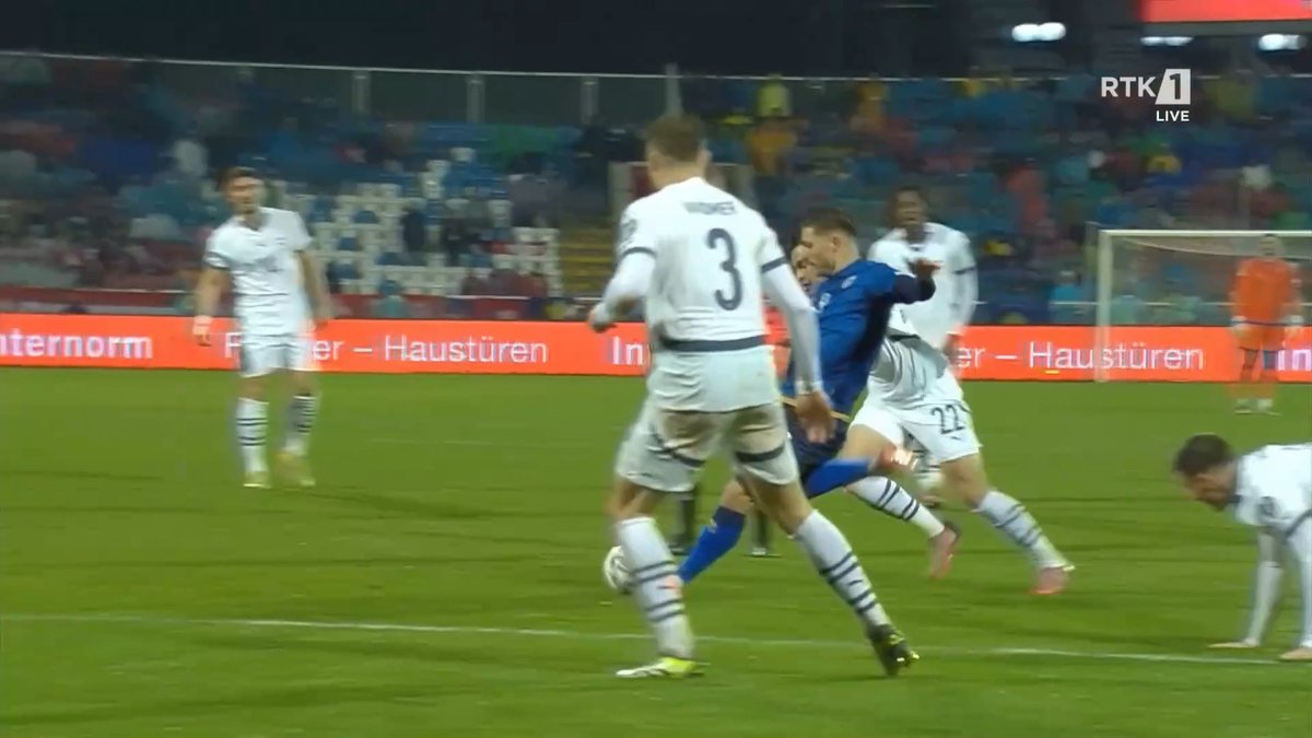 FootballKosovo's tweet image. 74&apos; Kosovo scores the equlizer!

🇽🇰 [1]-1 🇨🇭
⚽ Muslija

#KOSSUI | #FIFAWorldCup