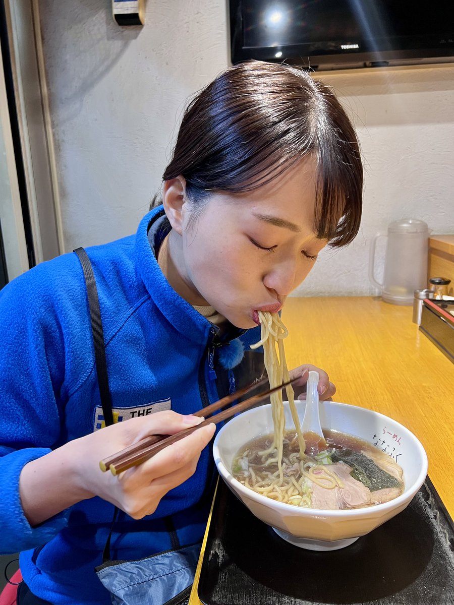 早朝グルメ☀️水曜ラーメン
東京・武蔵小金井駅近く
ななふくへ！
朝6時から朝ラー営業。
朝のしょう油ラーメン700円
鶏ガラとホタテなどの魚介出汁がきいた醤油スープに細麺。旨みがしみわたる...！
さらに麺大盛りor小ライスの朝サービス！小ライスと柔らかチャーシューで大満足🍚
#thetime_tbs