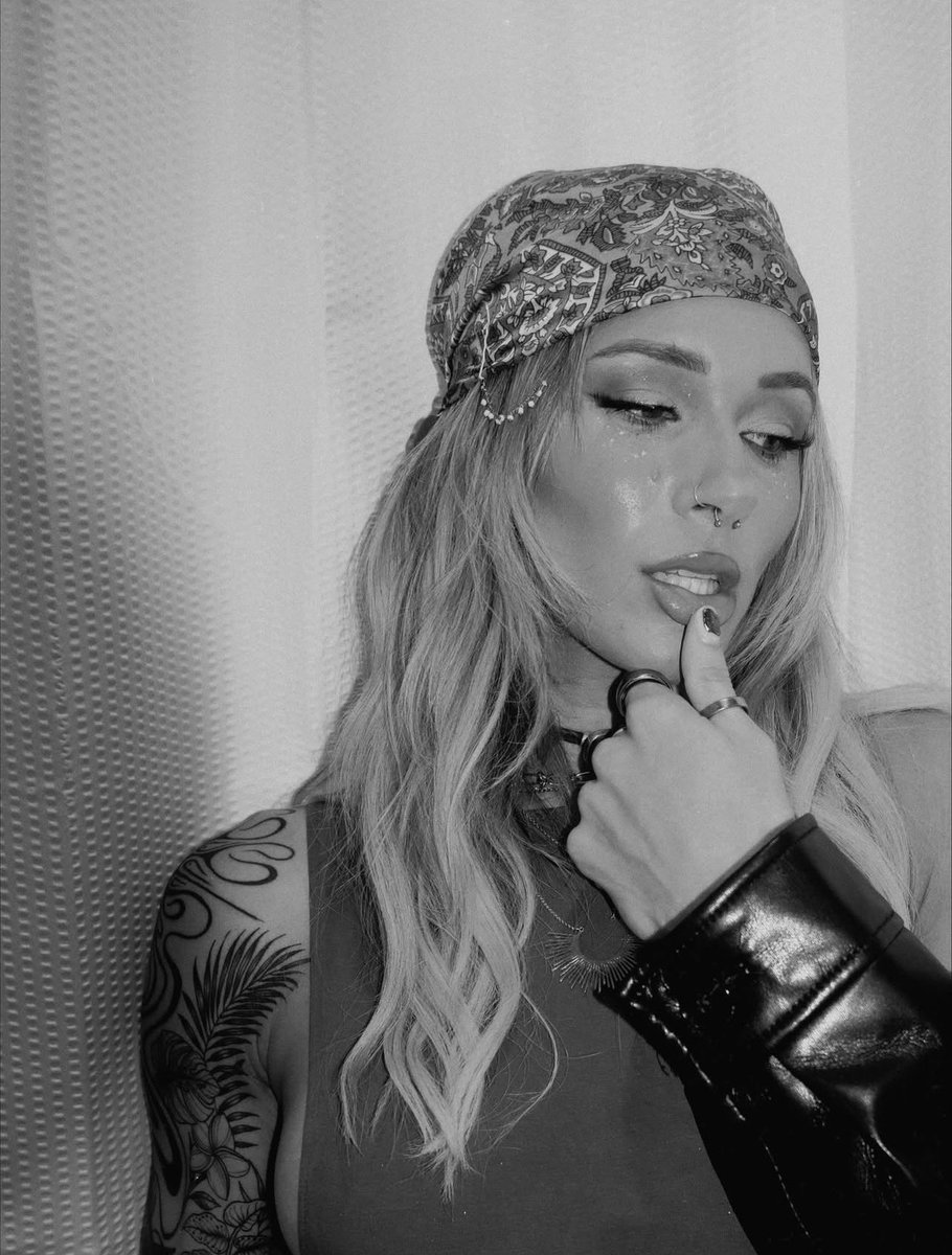 Keeping my head above water. 𖢛 NOT @SolRucaWWE. tweet media