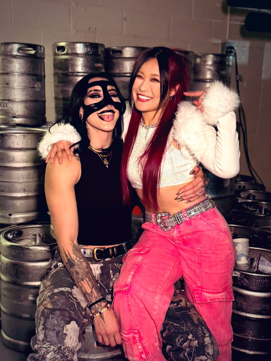 Reaching for the stars. 𖢛 NOT @Iyo_SkyWWE. tweet media