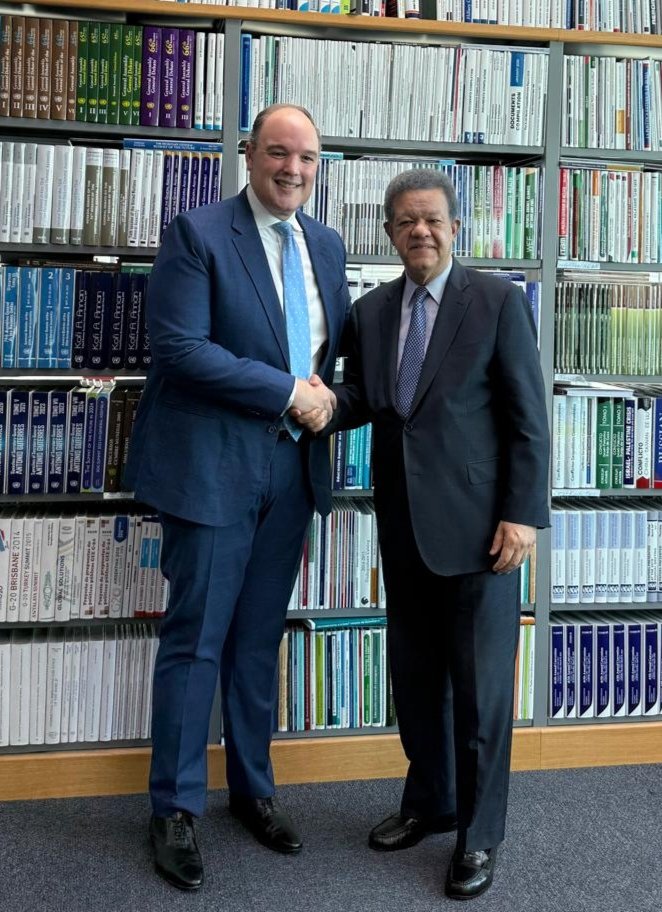 Manolopich's tweet image. Hacía un tiempo que no tertuliaba como hoy al medio día. Una hora bastó para hacer un recorrido por las obras de destacados escritores dominicanos y extranjeros, y la vastedad del pensamiento humano y su evolución. @leonelfernandez, como anfitrión de lujo, condujo el diálogo que…