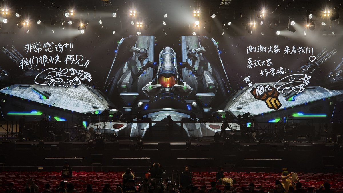 在上海看了MFF 实在太开心了…自己做了ランカ香卡带去120张居然两天之内发完了。也见到了好多老朋友…做梦一样…