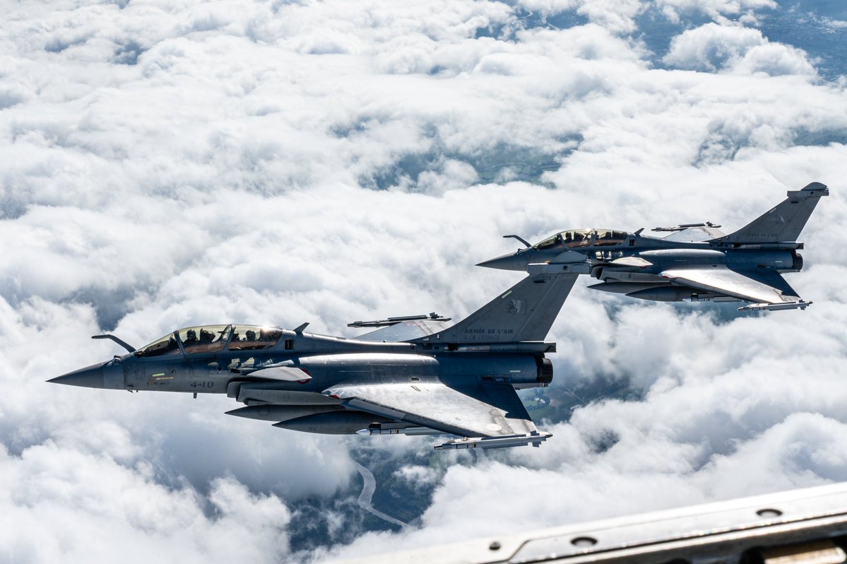 2 French Air Force Rafale B jet fighters deployed over Poland during exercise Hussar Saber. 
📸by Airman 1st Class Trevor Calvert / USAF
#France #Poland