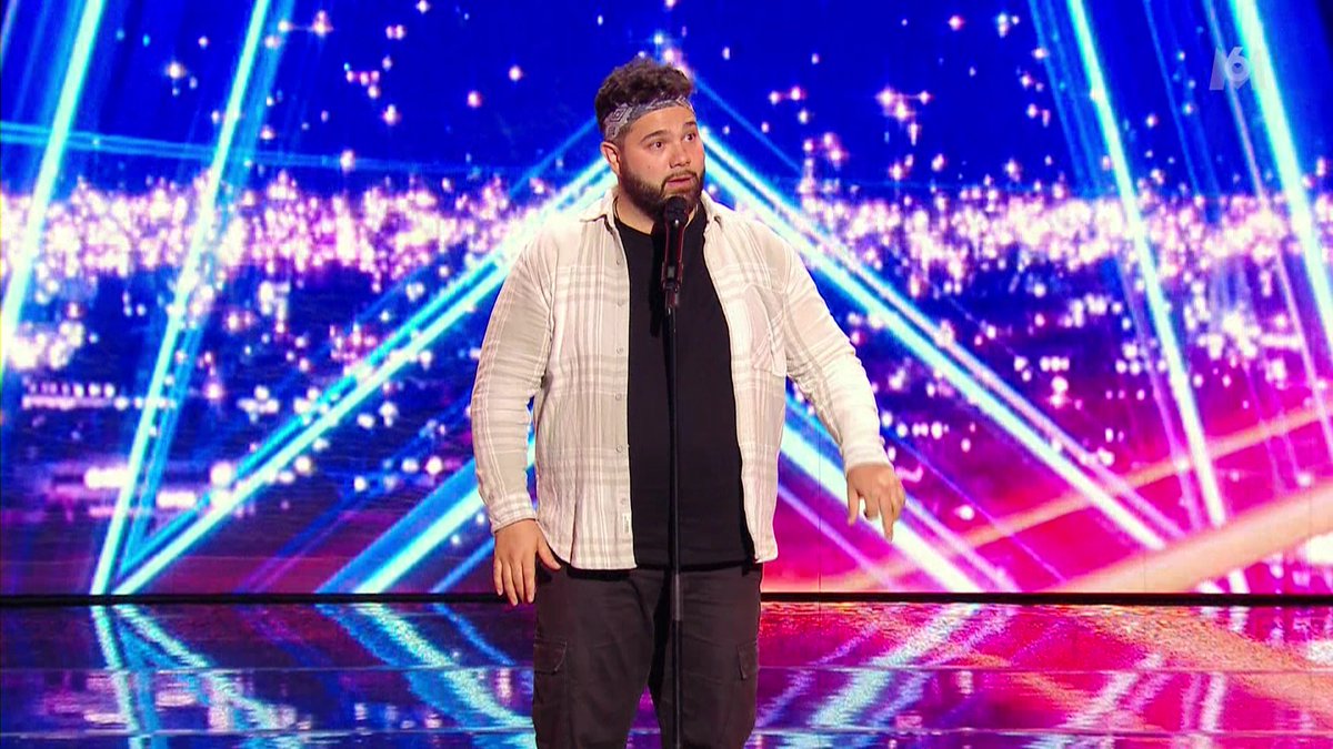 tweetolivier's tweet image. #LFAUIT #PV catégorie humour l&apos;obésité comme sujet et il se prend un golden buzzer d&apos;Hélène je n&apos;en reviens pas je suis chockbar