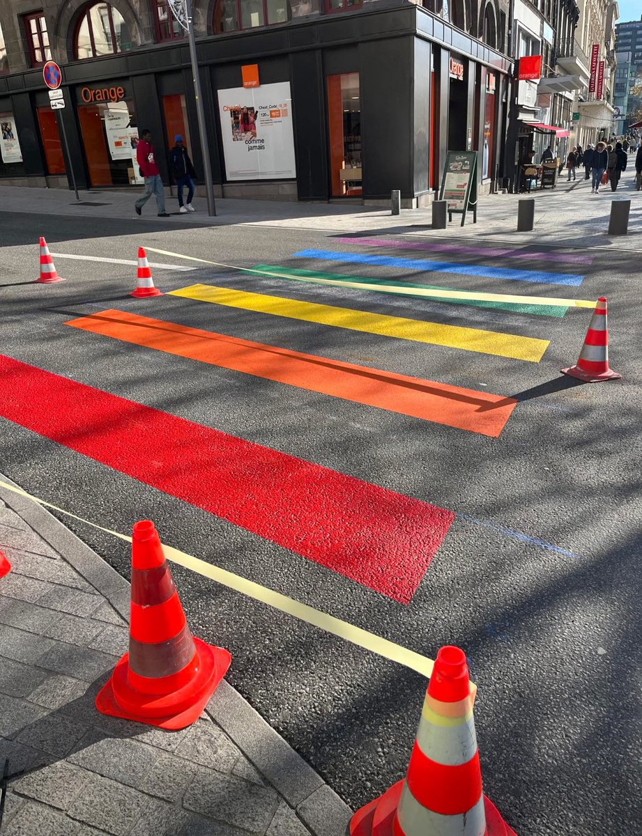 🌈 Il est de retour !

Le passage piéton 🌈 a repris sa place à <a href="/ClermontFd/">Clermont-Ferrand</a> , plus éclatant que jamais.

🤝 Symbole de solidarité, de fierté et d’unité dans la diversité, il rappelle que <a href="/ClermontFd/">Clermont-Ferrand</a> est et restera une ville accueillante, ouverte et respectueuse de toutes et tous.