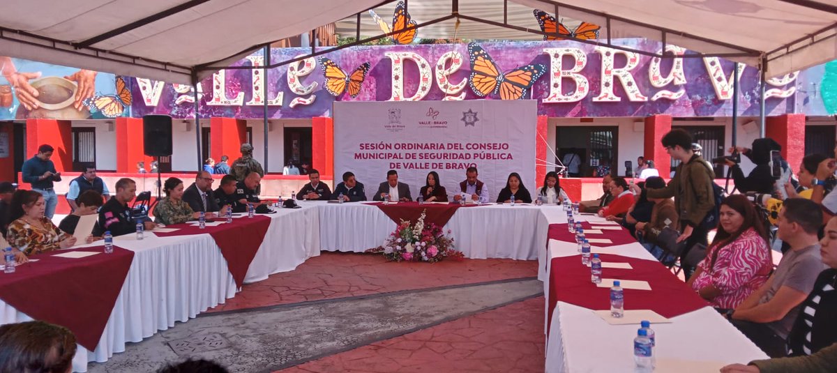 SecretariadoGEM's tweet photo. Hoy se llevó a cabo la Quinta Sesión Ordinaria del Consejo Municipal de Seguridad Pública de Valle de Bravo, correspondiente a la Región 13, teniendo como sede La Alameda del Bicentenario.

La sesión fue presidida por la Dra. Michelle Nuñez Ponce, Presidenta Municipal Constitucional y Presidenta del Consejo, acompañada de la Secretaría Técnica del Consejo Municipal de Seguridad Pública, el Director de Seguridad Pública Municipal, autoridades municipales, Marina, SEDENA, Secretaría de Seguridad, Fiscalía Regional Valle de Bravo, Secretaría General de Gobierno, Secretaría de Salud y autoridades auxiliares.

Durante la sesión se presentaron informes y actualizaciones sobre temas prioritarios para el municipio:

✔ Informe de actividades del Director de Seguridad Pública Municipal
✔ Informe de actividades de la Secretaría de Seguridad
✔ Informe del Fiscal Regional
✔ Informe de Derechos Humanos
✔ Participación de delegados municipales con peticiones y agradecimientos
✔ Presentación del próximo Consejo Intermunicipal de Seguridad Pública de la Región 13
✔ Revisión de la incidencia delictiva
✔ CUP