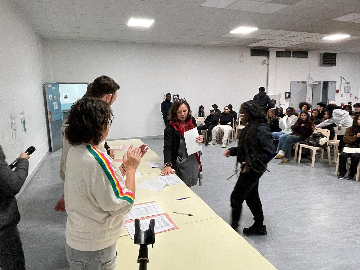 Bravo aux élèves du collège Édouard Pailleron dont nous célébrons ce soir la réussite au Brevet et au CFG !

À l’image d’Édouard Pailleron, auteur et poète, vous avez ouvert  une nouvelle page pleine de promesses de votre histoire.