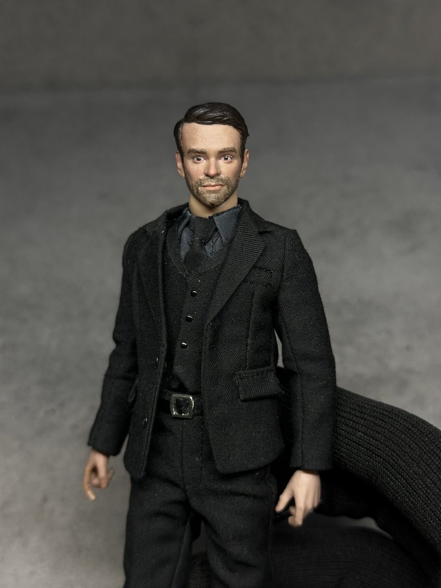 マットマードック風
カスタムヘッドペイント

先日のジェシカ風と同様に
こちらのヘッドもひとクセありましたが、コミカルでかわいいお顔立ち

マットにはスーツがお似合いです
サングラスがあればクリアできそう