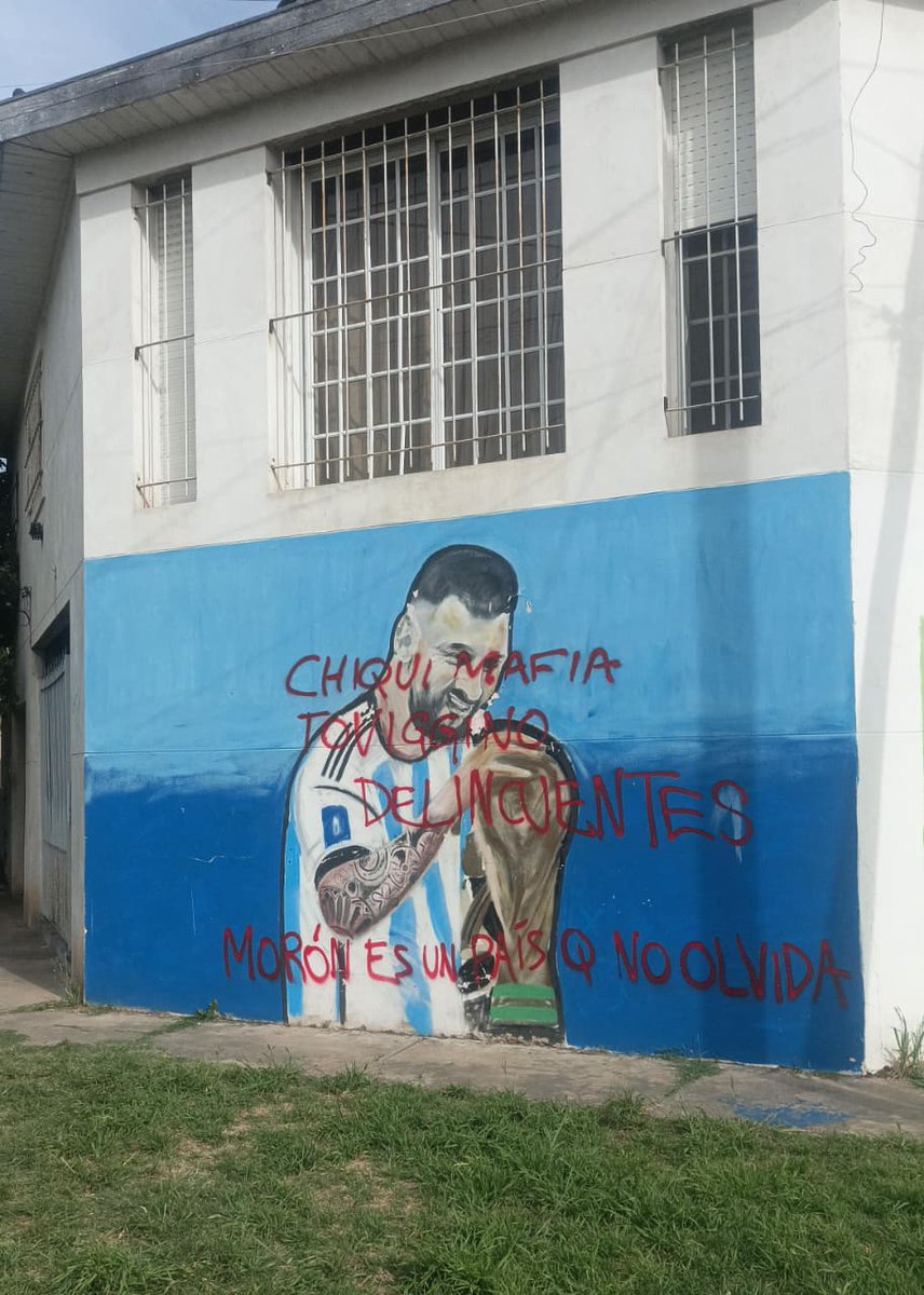 Siguen los murales escrachados de la Selección Argentina con mensajes para "Chiqui" Tapia y Toviggino.