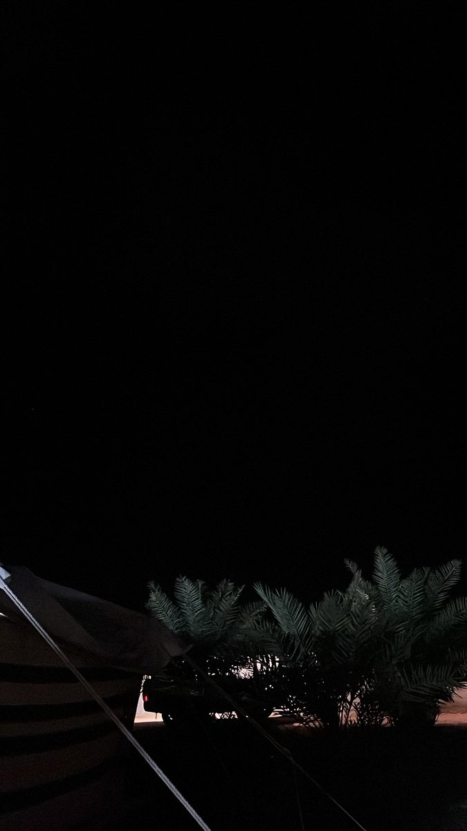 skip_ur's tweet image. "تمهَّل لا تغافلك الليالي و السنين طوال.. 
أنا للحين أغنّي في عيونك و أنت تستاهل".
- محمد السلطان.