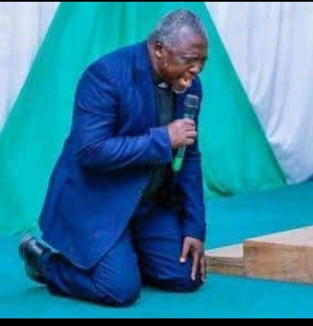 MFaarees_'s tweet photo. This liar is going places mentioning some big big numbers!

I hope the FG catches him and ask him to prove his claims, all those numbers.

He said he attended over 70 mass burials of Christians

He should at least show 1 picture for each of the mass burials he claims he attended. https://t.co/RoT4LmpfY6