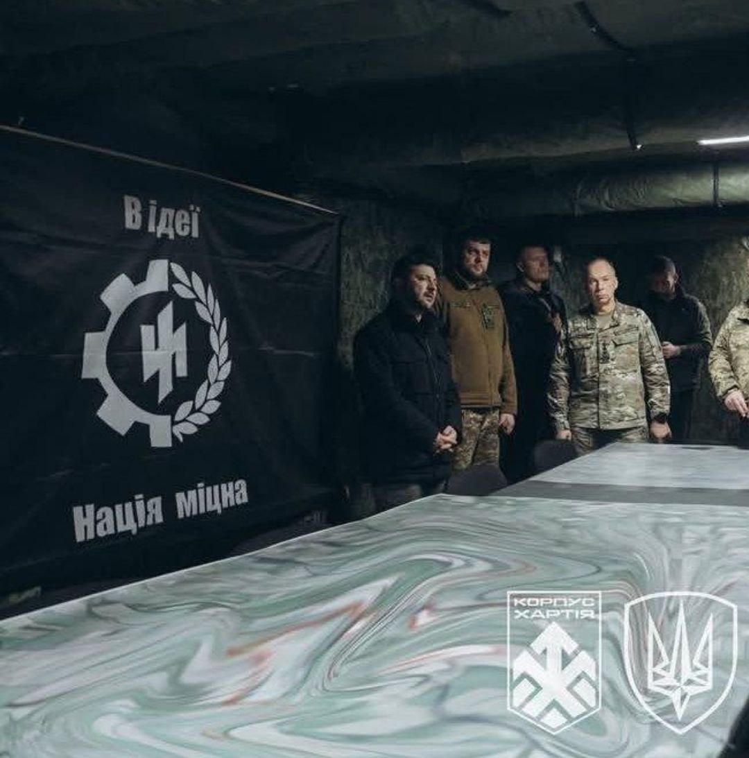 Hoy Pedro Sánchez se ha llevado a ver el Guernica a este de la foto. 

Vergüenza de Sánchez...pero indigna más la cobardía y la complicidad de quienes supuestamente están a su izquierda en el Congreso.