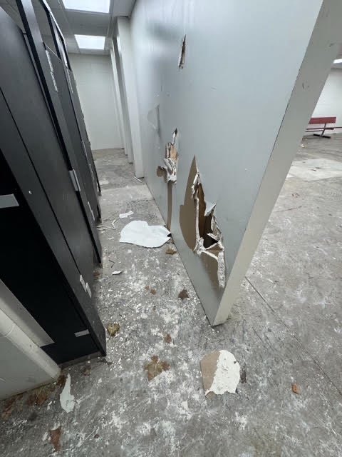 danielledindak's tweet image. After an emotional ending to its playoff game against Indian Hill, Taft&apos;s team is accused of destroying the locker room.
 
The police report I obtained says &quot;large holes kicked and punched into nearly every piece of drywall,&quot; plus damage to the ceiling.

📸Indian Hill AD 
@WLWT