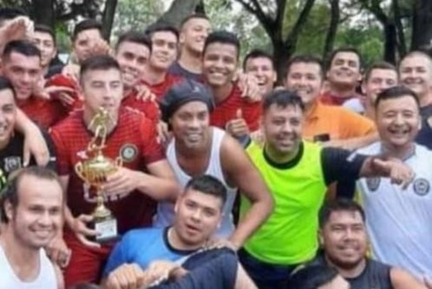 TheCapn21's tweet photo. @Somhiseremfcb Muchos jugadores profesionales han ganado Mundial, Champions o Libertadores, pero solo Dinho fue campeón del torneo de la prisión paraguaya https://t.co/nT0ZLguIzO