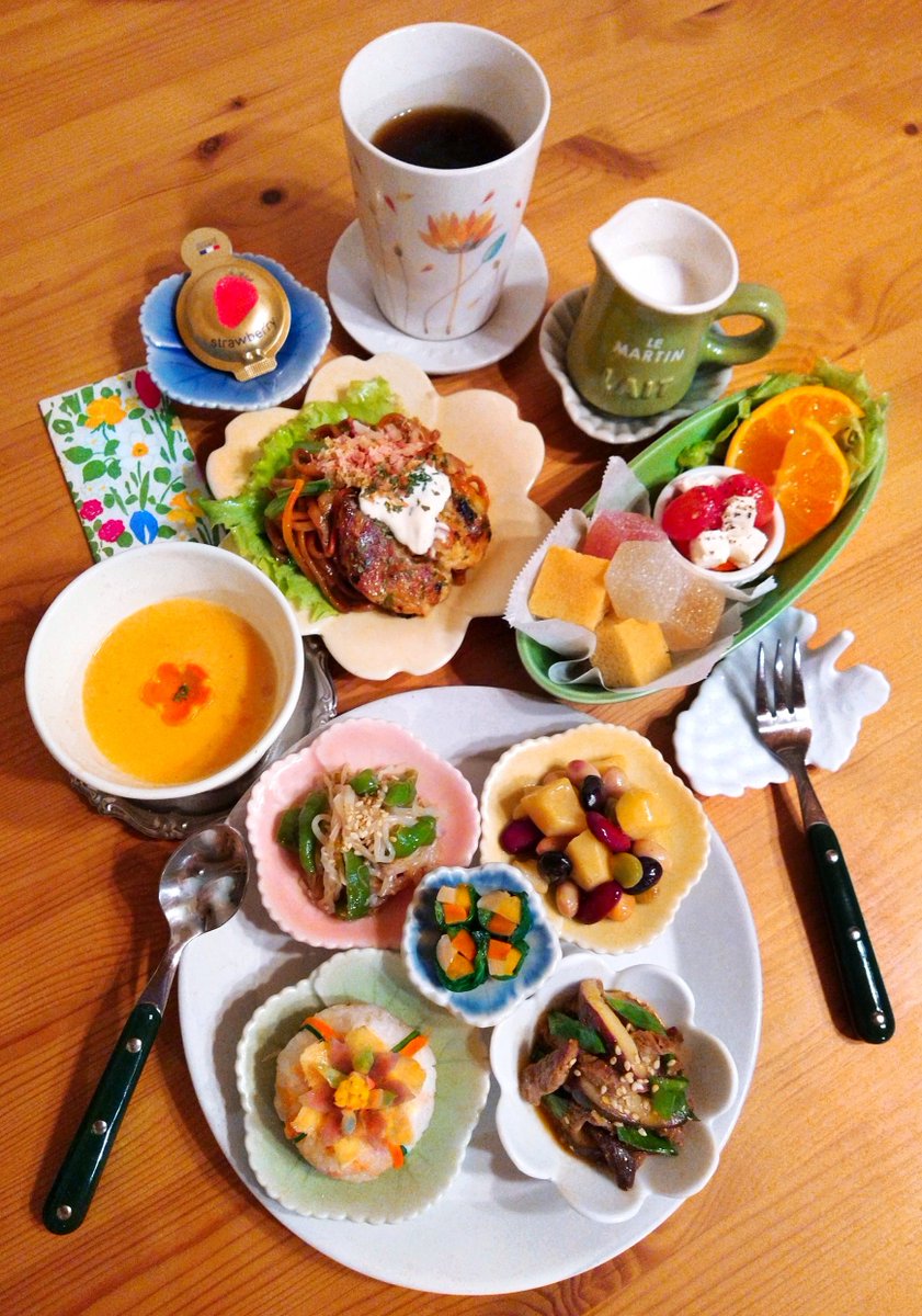 Yukiszk_Diary's tweet image. 『手まりおにぎり🏵️』
『牛肉 椎茸の炒め煮』
『もやしと甘長唐辛子のナムル』
『新生姜の小松菜巻き(葉部分)』
『小松菜の焼きそば(茎部分)＋豆腐のミニお好み焼き』
『人参ポタージュ』
＋あれこれ

昨日と同じミニトマトは蜂蜜シロップ煮。新生姜は岩下の新生姜。

#OnigiriAction #おうちごはん