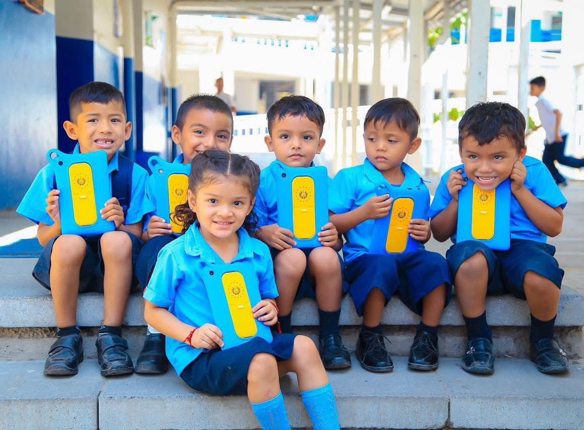 HelenJovelSV's tweet photo. Cada votación que he acompañado en la Asamblea ha tenido un propósito claro: apoyar a nuestra gente 🇸🇻🤍

Gracias a ello, nuestras niñas y niños de San Vicente y de todo El Salvador hoy cuentan con tablets y computadoras que fortalecen su educación y les abren nuevas oportunidades 💻👧🏻👦🏻

#VotosPorElSalvador