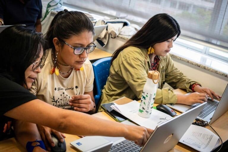 MongabayLatam's tweet photo. 📚 Durante dos días, el taller “Relatos de la Amazonía: periodismo ambiental, mapas satelitales y protocolos de seguridad” capacitó a 23 periodistas indígenas y comunitarios en la sede de la Pontificia Universidad Católica del Perú (@pucp). 2/10 https://t.co/uUKfXgkVqi https://t.co/eIo4AToEuJ