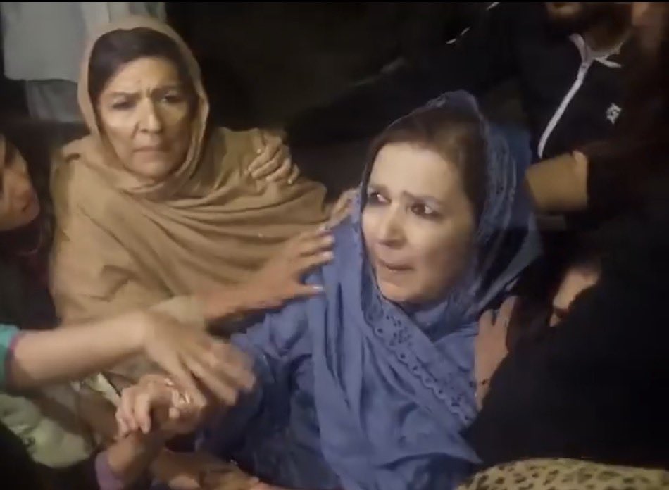iihtishamm's tweet photo. Don’t stoop so low. Stop putting your hands on women. She’s someone’s mother, just like you have at home. Life is a circle, today it’s your time, tomorrow it’ll be someone else’s. Amazing how all the ‘champions’ women’s rights suddenly disappear when it comes to the Khan sisters. https://t.co/fKt2bU3fKx