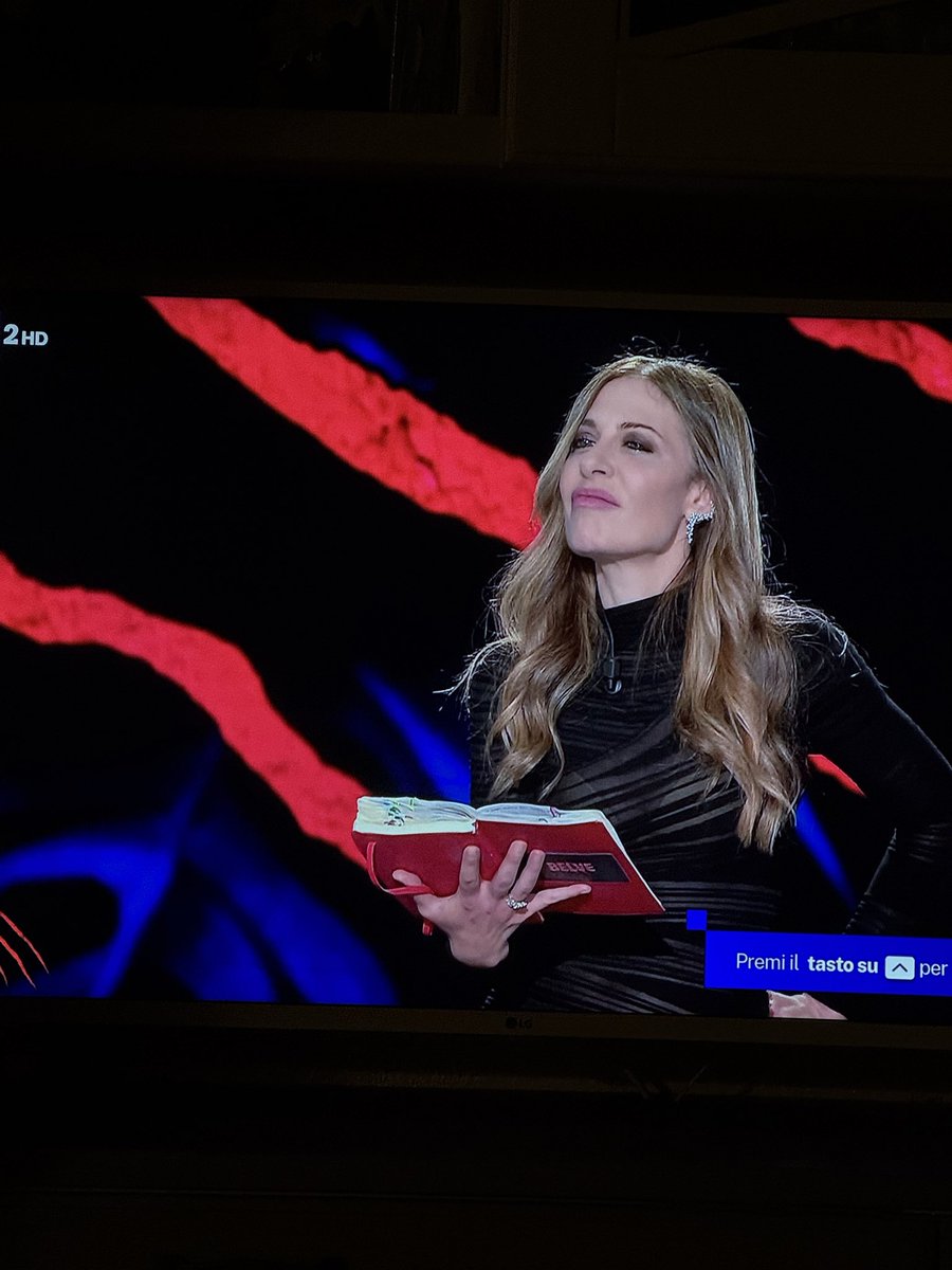 JEYFIII's tweet photo. Sento una certa tensione imbarazzante tra le due ahah #belve https://t.co/BLBKYiSrwa
