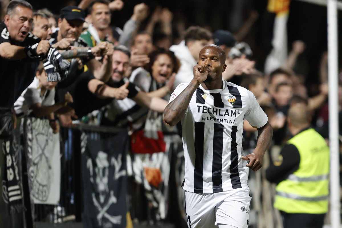 ⭐️Esta madrugada Gervane Kastaneer se juega la clasificación al Mundial de 2026

🇨🇼 Curazao juega contra Jamaica a las 02:00 y para clasificar necesitan ganar o empatar

🏝️Con 155.000 habitantes sería el país menos poblado en participar en un Mundial, es más pequeño que Castellón