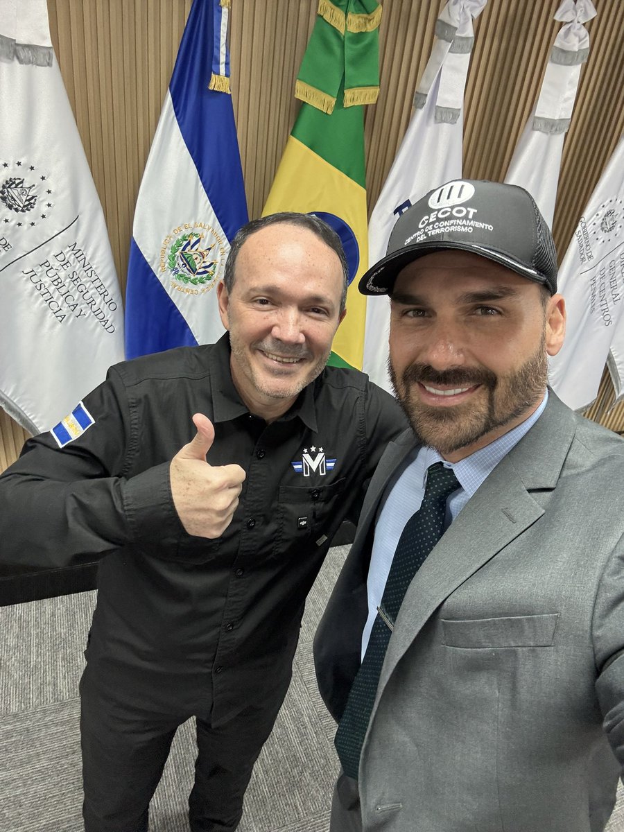BolsonaroSP's tweet image. 🇸🇻 EL SALVADOR: O MILAGRE DA SEGURANÇA

Hoje passamos, eu, o Sen. @FlavioBolsonaroe o Dep. @paulobilynskyj1, toda a manhã com o Ministro da Justiça e Segurança Pública, Gustavo Villatoro @Vi11atoro, que nos recebeu para explicar em detalhes como El Salvador deixou de ser o país…