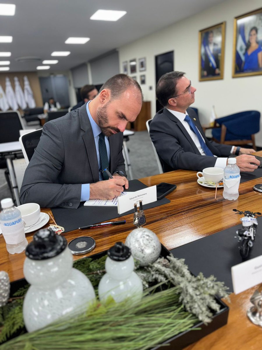 BolsonaroSP's tweet image. 🇸🇻 EL SALVADOR: O MILAGRE DA SEGURANÇA

Hoje passamos, eu, o Sen. @FlavioBolsonaroe o Dep. @paulobilynskyj1, toda a manhã com o Ministro da Justiça e Segurança Pública, Gustavo Villatoro @Vi11atoro, que nos recebeu para explicar em detalhes como El Salvador deixou de ser o país…