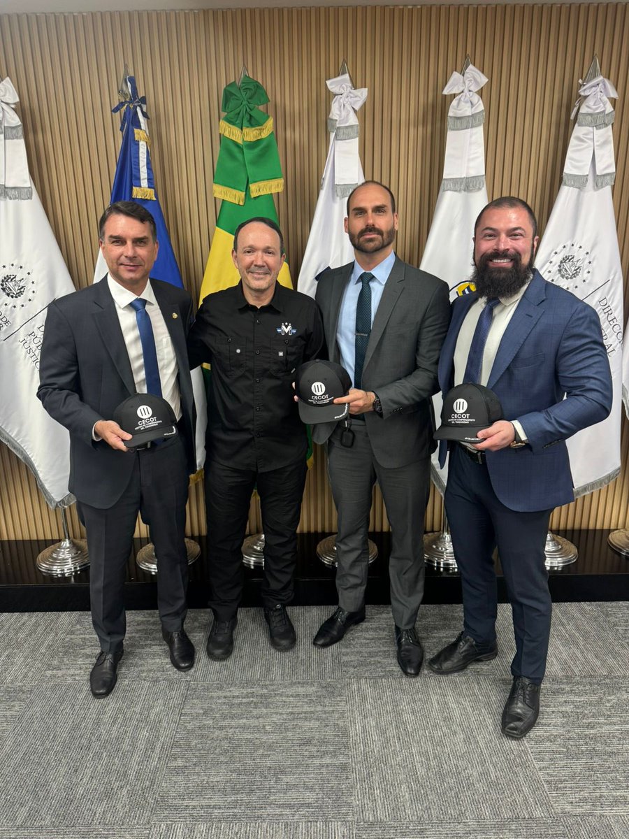 BolsonaroSP's tweet image. 🇸🇻 EL SALVADOR: O MILAGRE DA SEGURANÇA

Hoje passamos, eu, o Sen. @FlavioBolsonaroe o Dep. @paulobilynskyj1, toda a manhã com o Ministro da Justiça e Segurança Pública, Gustavo Villatoro @Vi11atoro, que nos recebeu para explicar em detalhes como El Salvador deixou de ser o país…