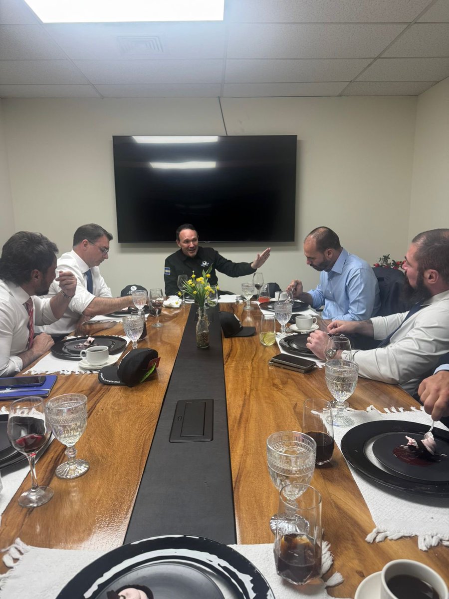 BolsonaroSP's tweet image. 🇸🇻 EL SALVADOR: O MILAGRE DA SEGURANÇA

Hoje passamos, eu, o Sen. @FlavioBolsonaroe o Dep. @paulobilynskyj1, toda a manhã com o Ministro da Justiça e Segurança Pública, Gustavo Villatoro @Vi11atoro, que nos recebeu para explicar em detalhes como El Salvador deixou de ser o país…