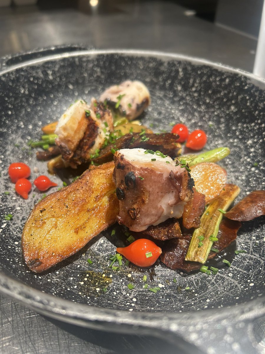 Octopus with black garlic aioli to brighten up your Tuesday 🐙🔥 + Happy Hour ’til 6 makes it even better.
#MusselBarBethesda #TastyTuesday