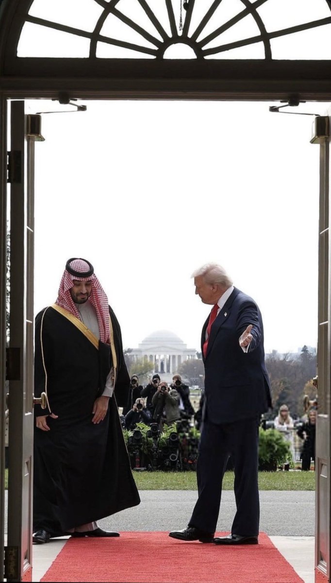 هيبة محمد جات من جده وأبوه 
المجد والهيبة ما تخلق من عدم

هذا زعيم الشرق الأوسط كل أبوه 
 موقف أمريكا على ساق وقدم

#زعيم_الشرق_الأوسط
