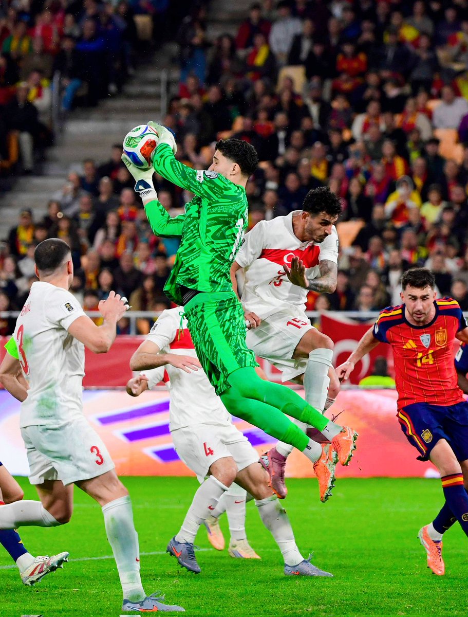🇹🇷 Altay Altay Altay! Uğurcan 6-7 yemesin morali bozulmasın diye Altay’ı oynattılar ama Allah oyunlarını bozdu.. Altay bugün milli takımı yaptığı kurtarışlarla ayakta tuttu. Puanı getirdi! 

Altay Bayındır milli takımın as kalecisidir. Konu tartışmaya kapalıdır!