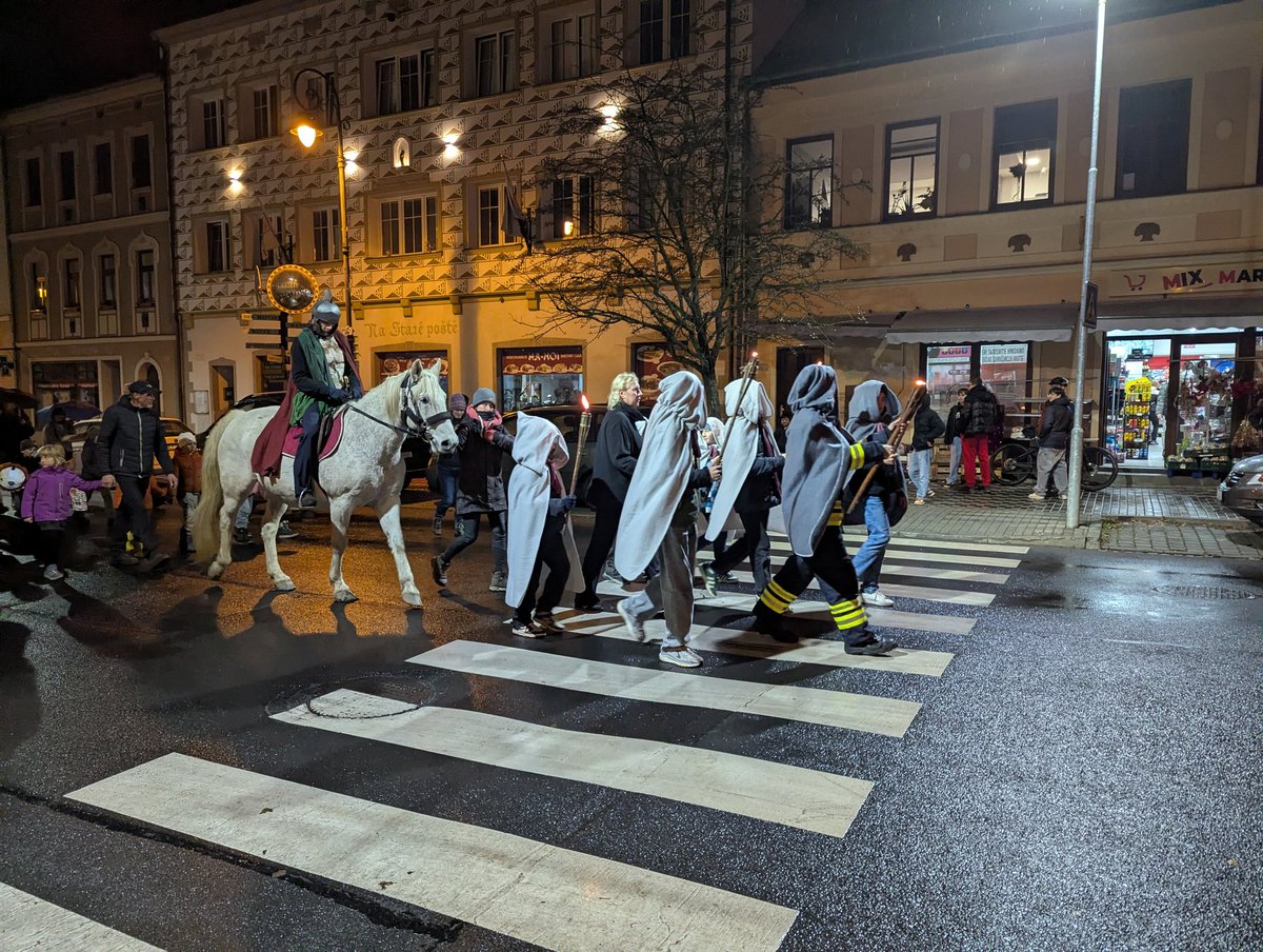 hedvikaduchan's tweet image. 11月11日、聖マルティンの日から1週間。聖マルティンが雪を連れてくるというこちらに伝わる伝説通りに #カルロヴィヴァリ 近郊は初雪が降りました。11日に解禁になった今年の新しいワインと共に雪見。
#チェコ
#チェコへ行こう
#聖マルティン 
#初雪