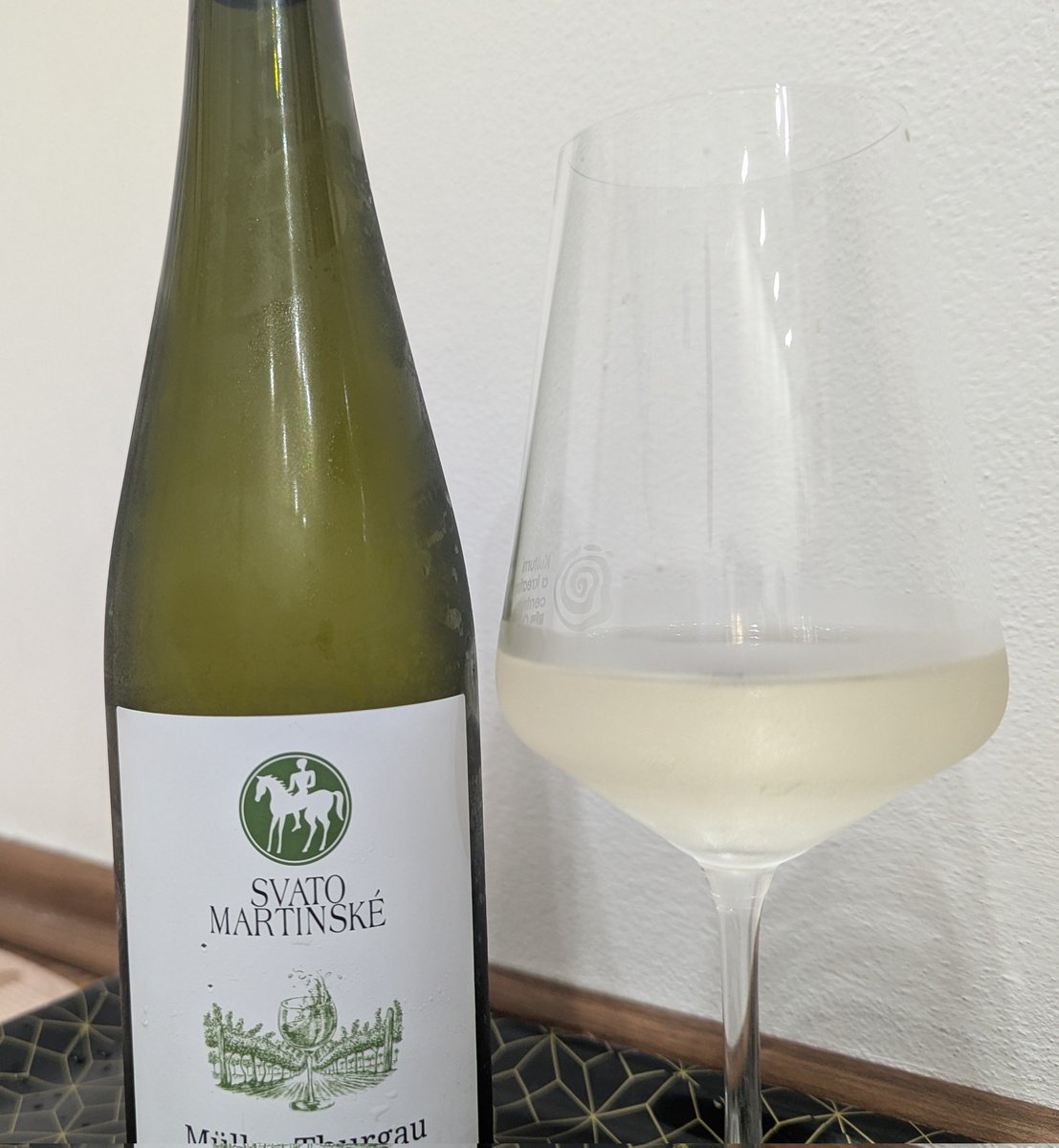 hedvikaduchan's tweet image. 11月11日、聖マルティンの日から1週間。聖マルティンが雪を連れてくるというこちらに伝わる伝説通りに #カルロヴィヴァリ 近郊は初雪が降りました。11日に解禁になった今年の新しいワインと共に雪見。
#チェコ
#チェコへ行こう
#聖マルティン 
#初雪