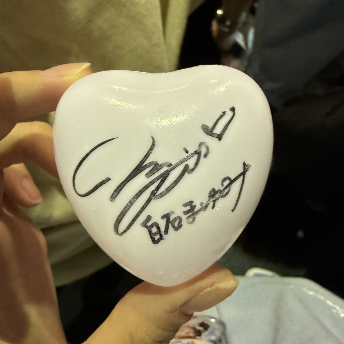 まゆゆ　サインボール SH_16JRAA0600_02_XL.jpg