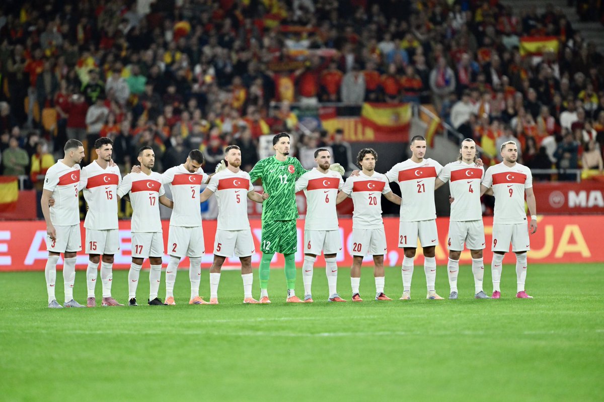 CRizesporAS's tweet photo. 🇹🇷 Durmak yok Türkiyem

2026 FIFA Dünya Kupası Avrupa Elemelerinde İspanya ile deplasmanda 2-2 berabere kalarak play-off oynamaya hak kazanan A Millî Takımımızı tebrik ederiz. 

#BizimÇocuklar ❤️ #ESPTUR 🤍 #FIFAWorldCup https://t.co/c25a5idHfd