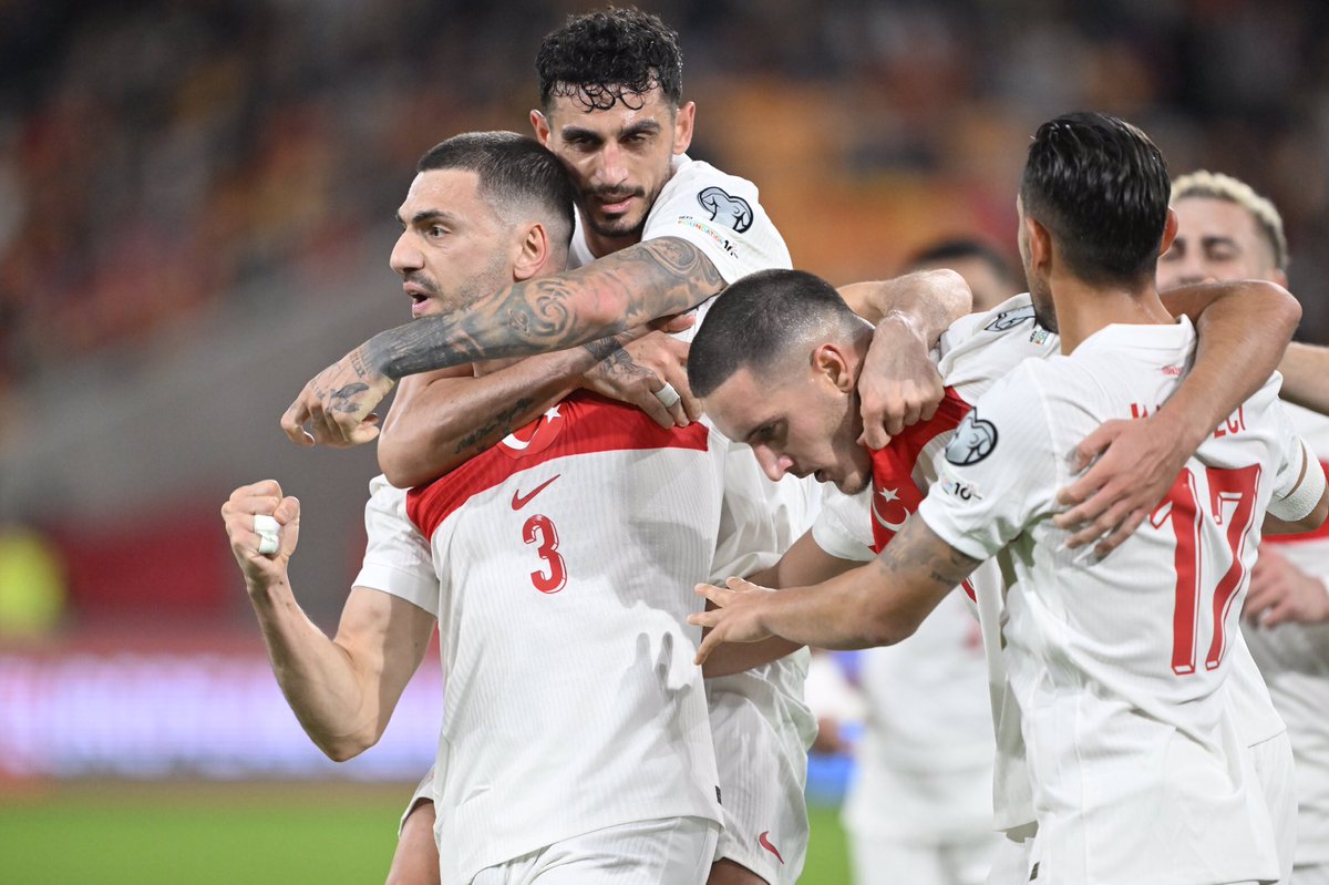 CRizesporAS's tweet photo. 🇹🇷 Durmak yok Türkiyem

2026 FIFA Dünya Kupası Avrupa Elemelerinde İspanya ile deplasmanda 2-2 berabere kalarak play-off oynamaya hak kazanan A Millî Takımımızı tebrik ederiz. 

#BizimÇocuklar ❤️ #ESPTUR 🤍 #FIFAWorldCup https://t.co/c25a5idHfd